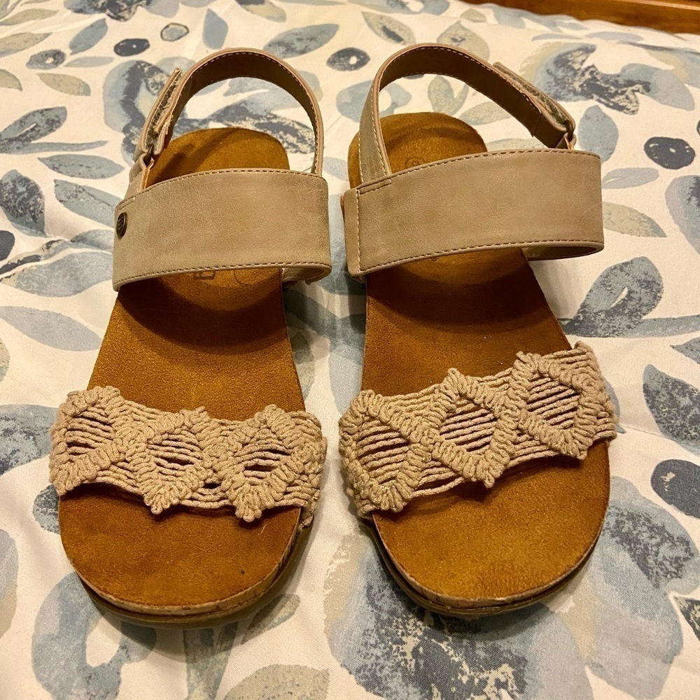 Bearpaw Emerson Natural Macrame sandal size 6